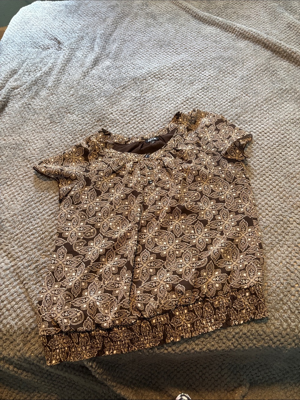 Women's size M APT.9 Brown Patterned Short-Sleeve Blouse